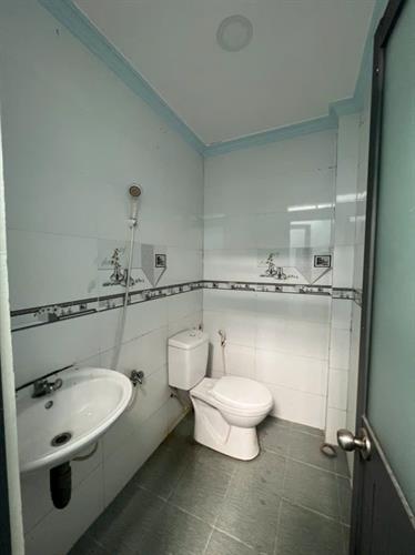 Nhà  2 lầu mt đường nhựa , TT Cần Giuộc 